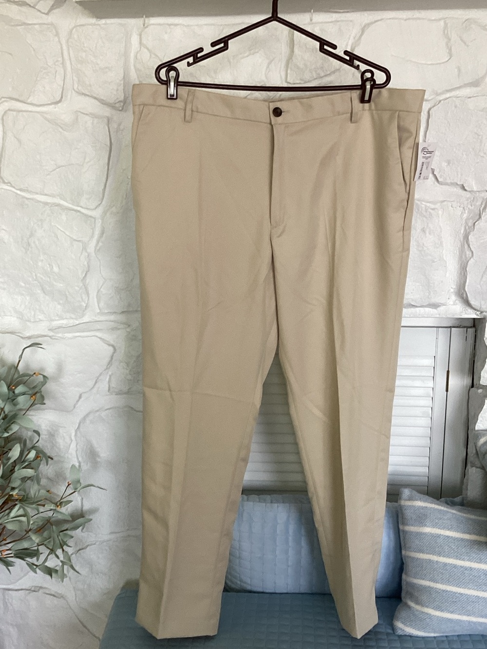 Amazon Essentials Men's Khaki Straight-Leg Chinos